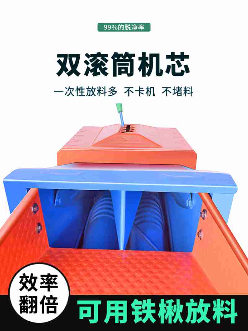游客正在千佛洞许愿墙上挂许愿牌 (央广网发 罗佳妮 摄)
